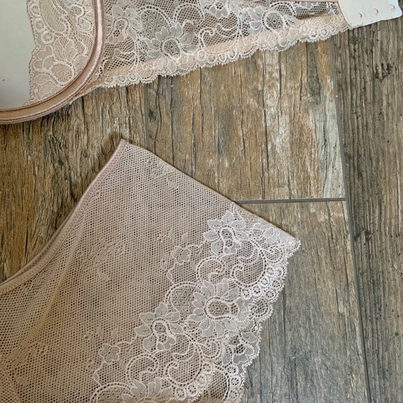 Four Victoria’s Secret Bras-Size 36C - Picture 5 of 15